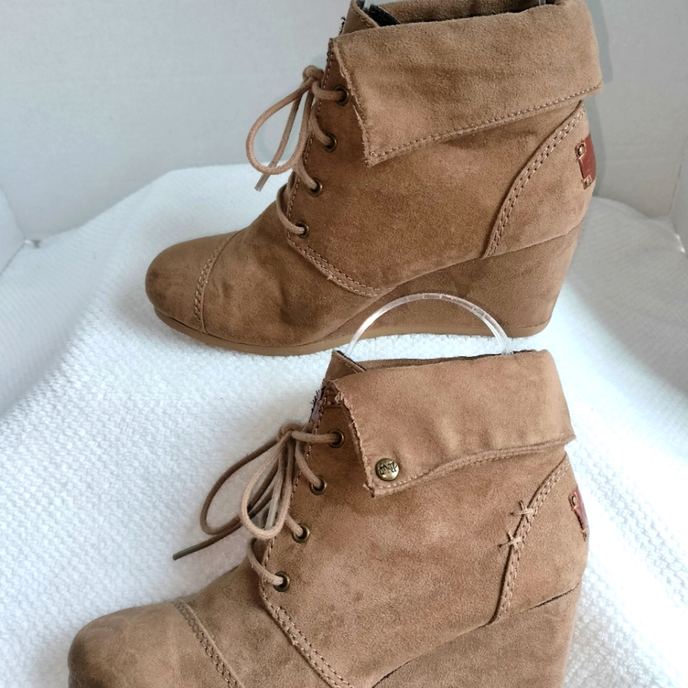 Mad Love Women's Tan Suede Wedge Boot Sz 6